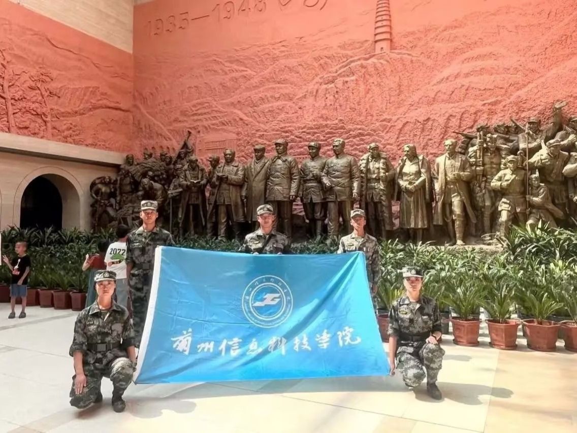 beat365中文官方网站师生代表参加第四届甘肃省大学生军事训练营