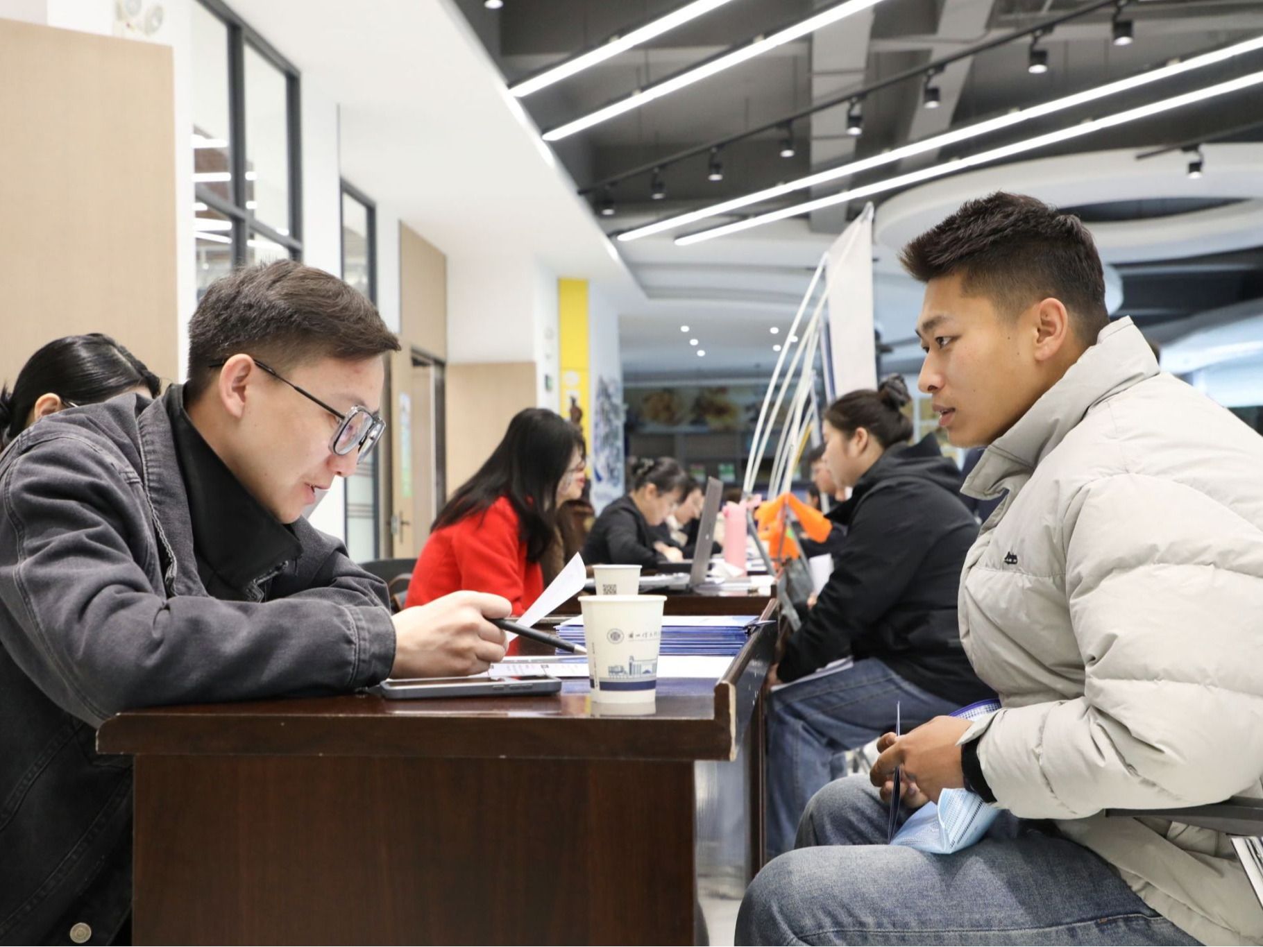 “海纳英才 盐途有你”——beat365中文官方网站浙江海盐县专场招聘会圆满结束