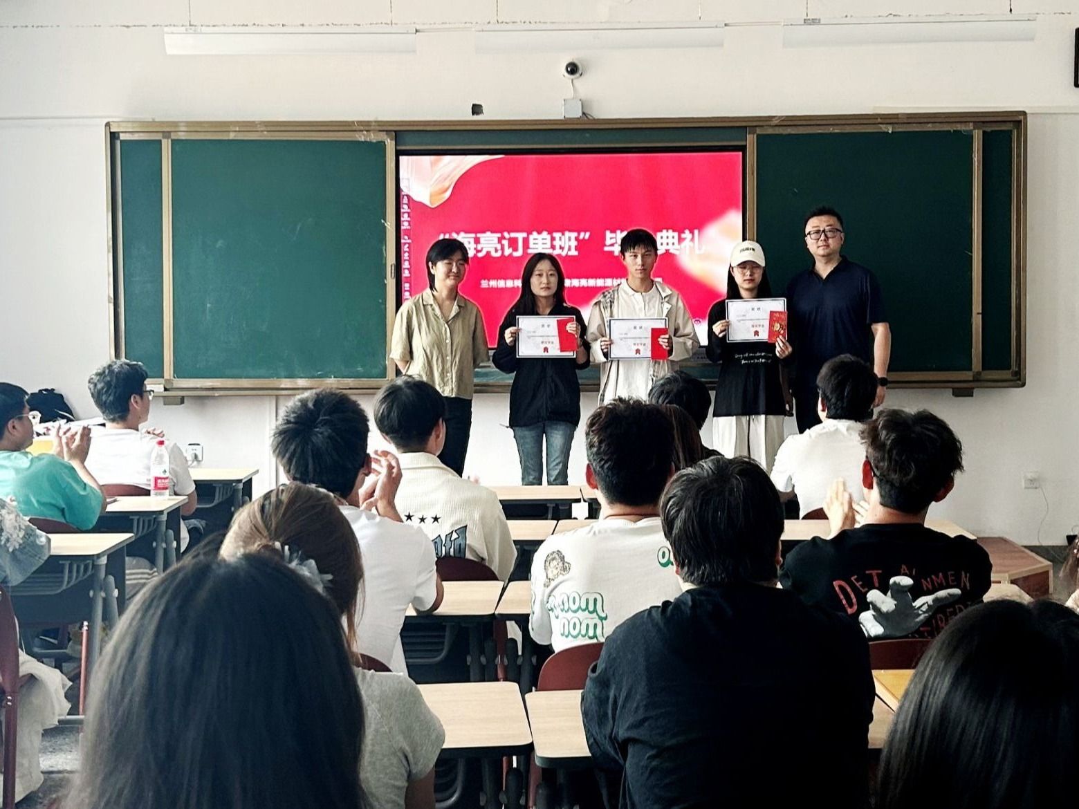 beat365中文官方网站举行第一届“海亮班”结业暨奖学金颁发仪式