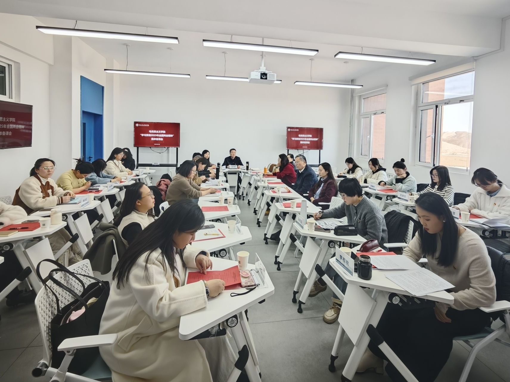 beat365中文官方网站马克思主义学院召开“学习贯彻2025年全国两会精神”集体备课会