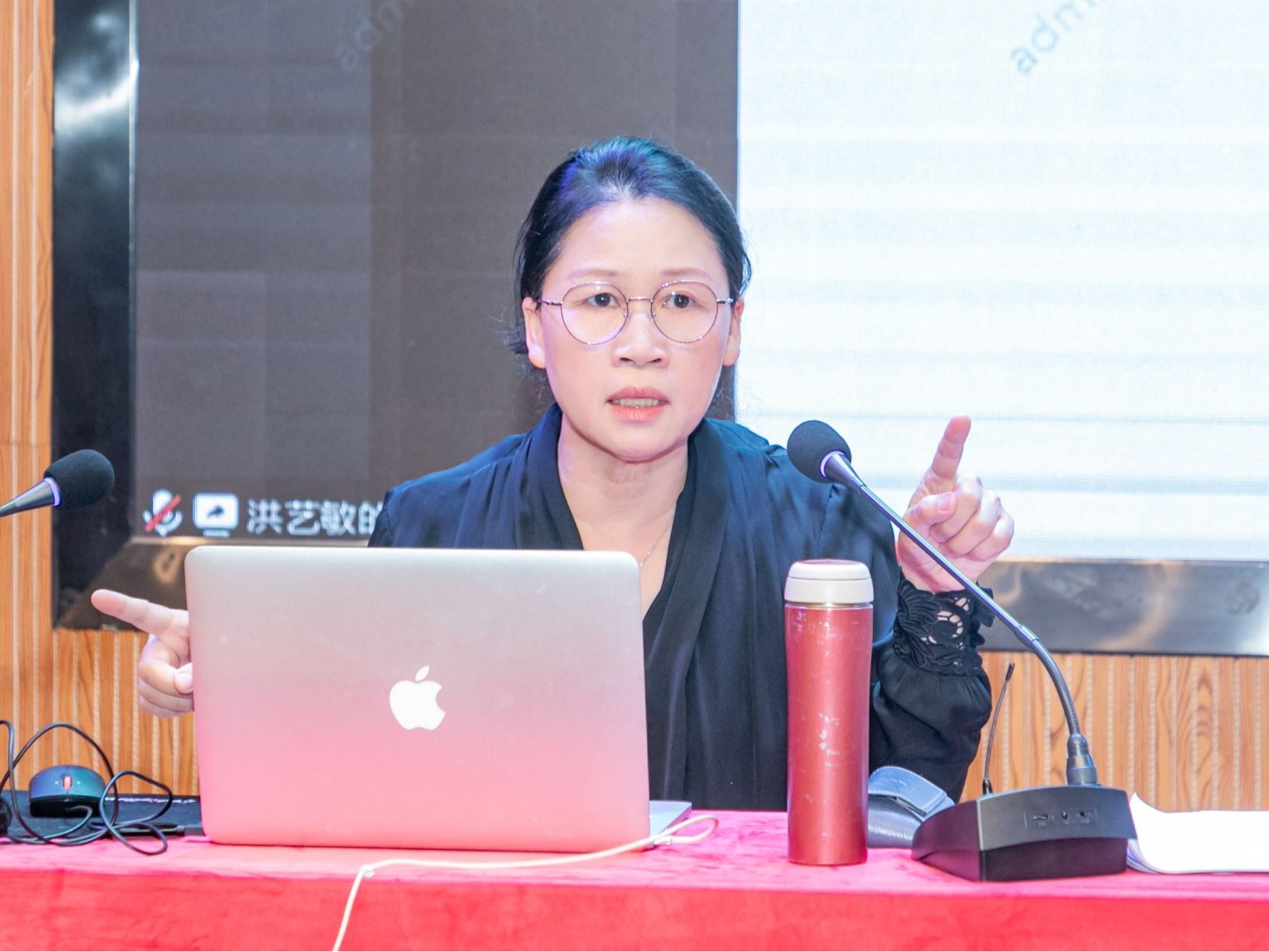 构建应用型人才培养体系——教育部评估专家洪艺敏教授走进beat365中文官方网站指导评建工作