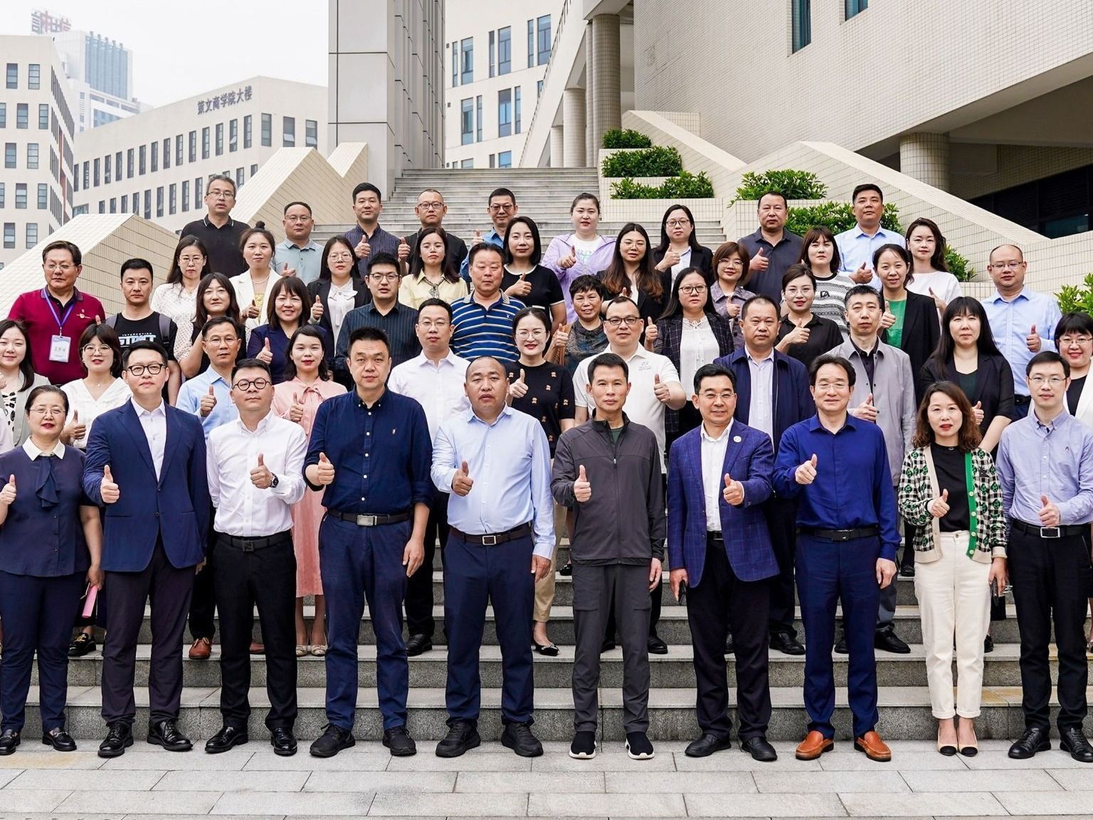 beat365中文官方网站校长黄炜带队前往五邑大学交流学习