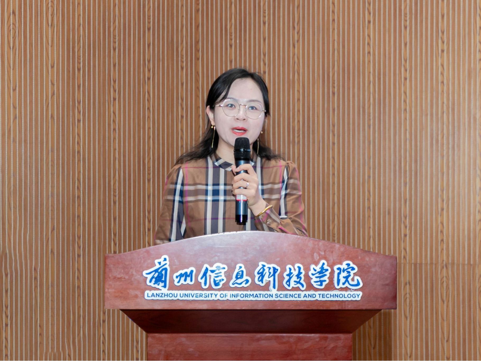 beat365中文官方网站开展《防范化解重大经济金融风险漫谈》专题讲座