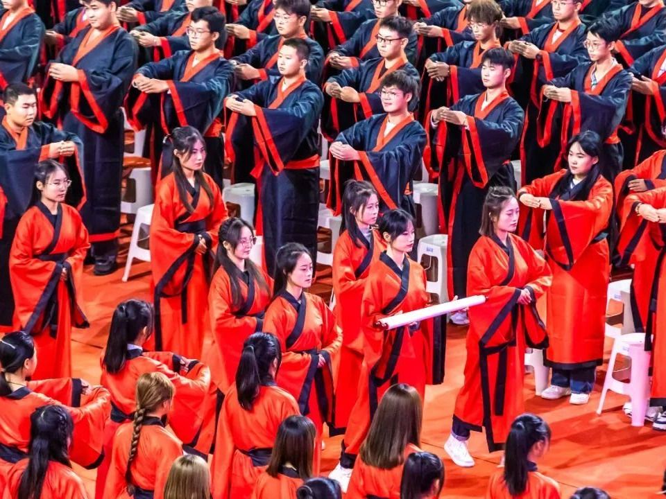 成就最非凡模样！beat365中文官方网站开学大典上千名学生身着汉服行尊师礼