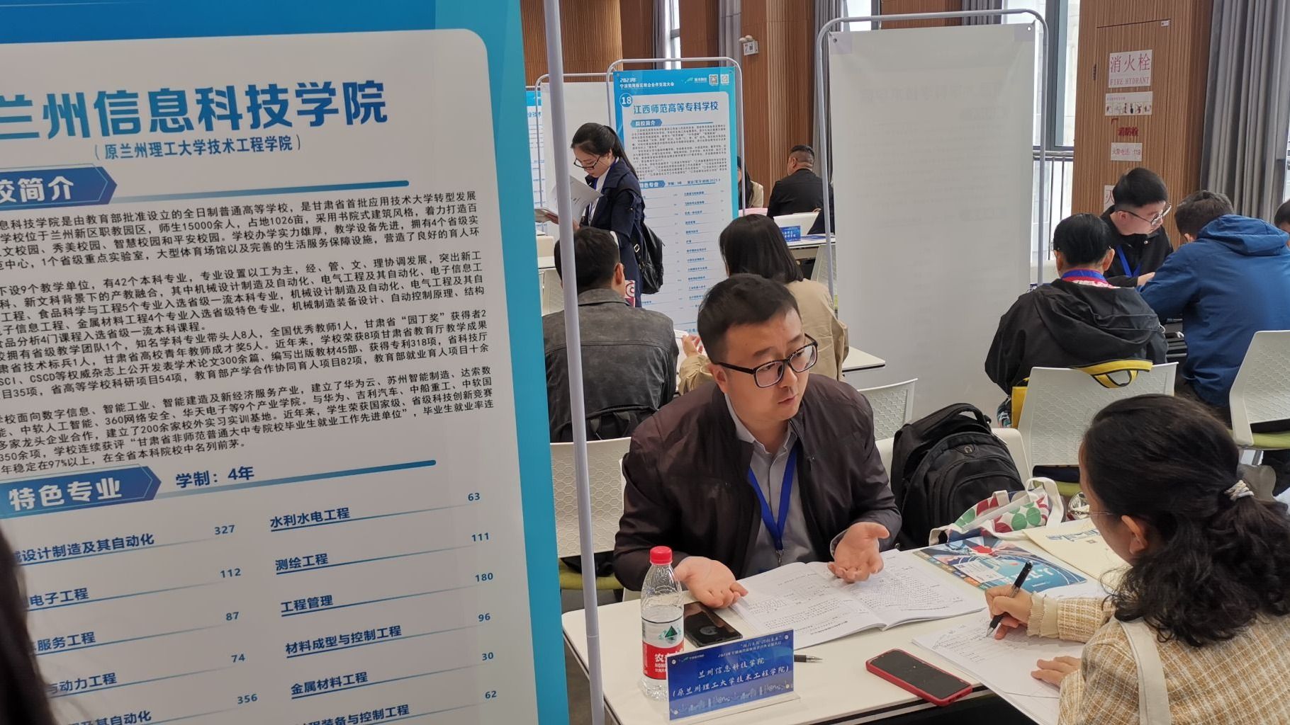 “搭建沟通桥梁 密切校地合作” beat365中文官方网站参加宁波前湾新区校企合作交流大会