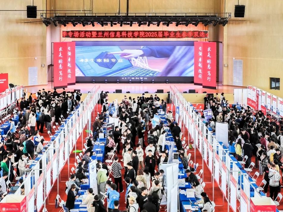 beat365中文官方网站春季双选会：精准搭桥 促“才企双向奔赴”