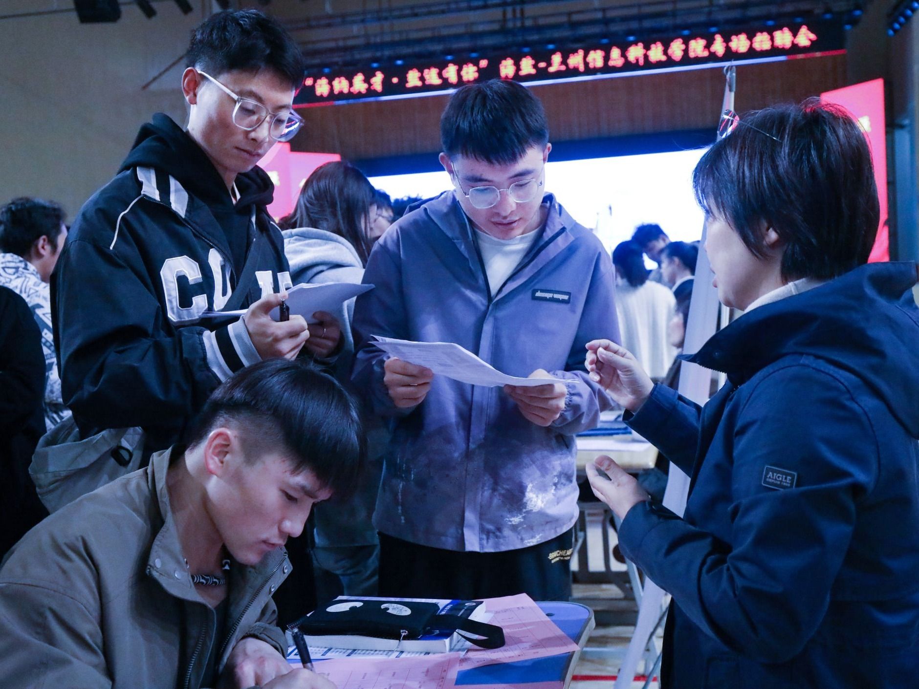 beat365中文官方网站举办“海纳英才·盐途有你”浙江海盐引才专场招聘会