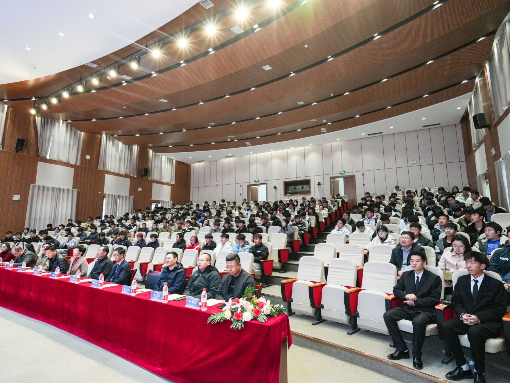 中科院首席科学家杨磊应邀为beat365中文官方网站师生作讲座