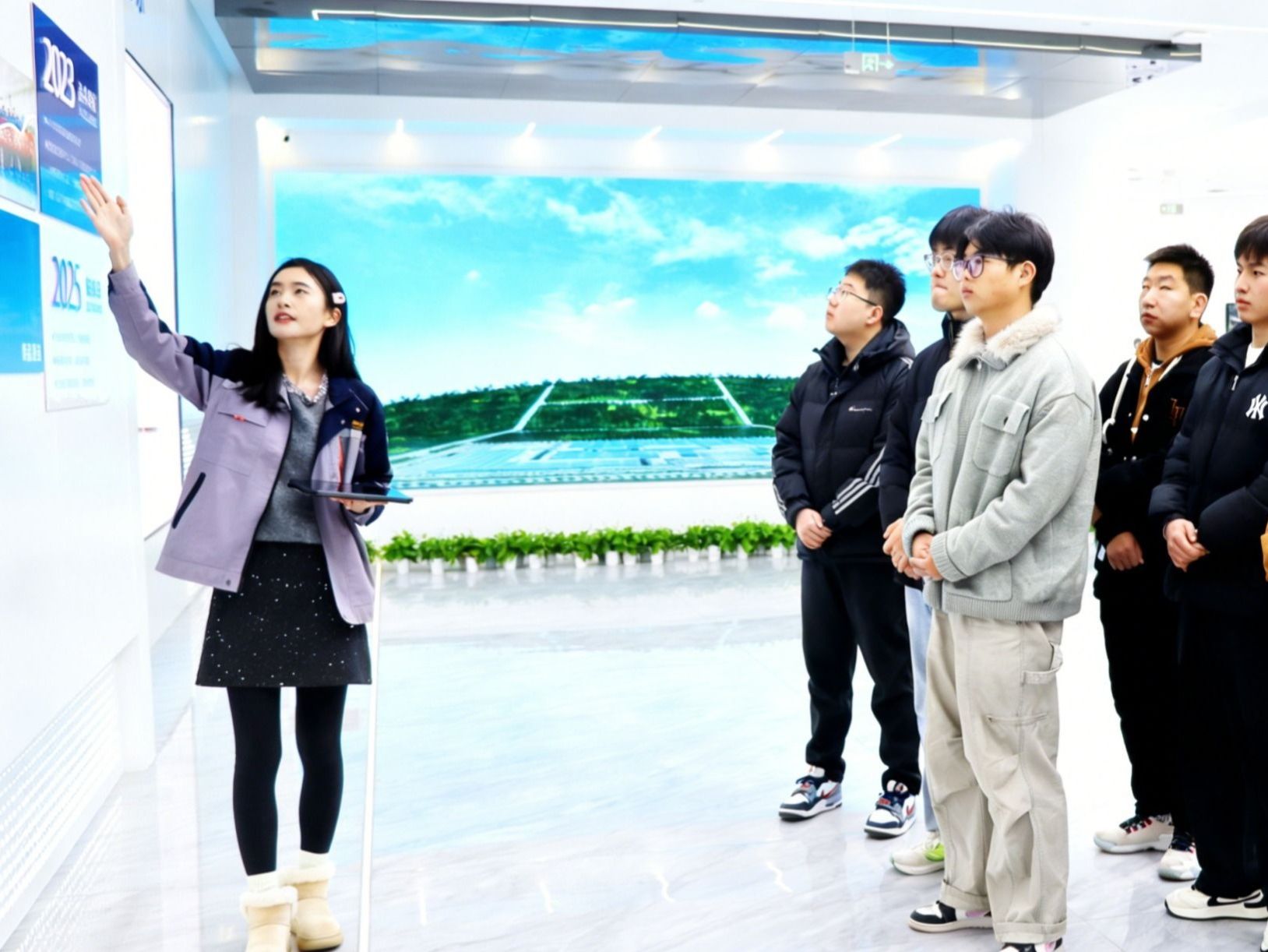 精准就业再突破：beat365中文官方网站携毕业生赴酒泉企业实地对接促成高质量就业