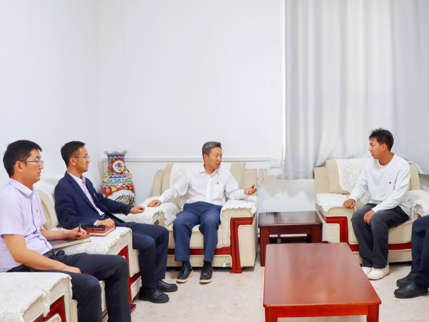 beat365中文官方网站党委书记与省人大代表学生深入交谈，共话育人与履职